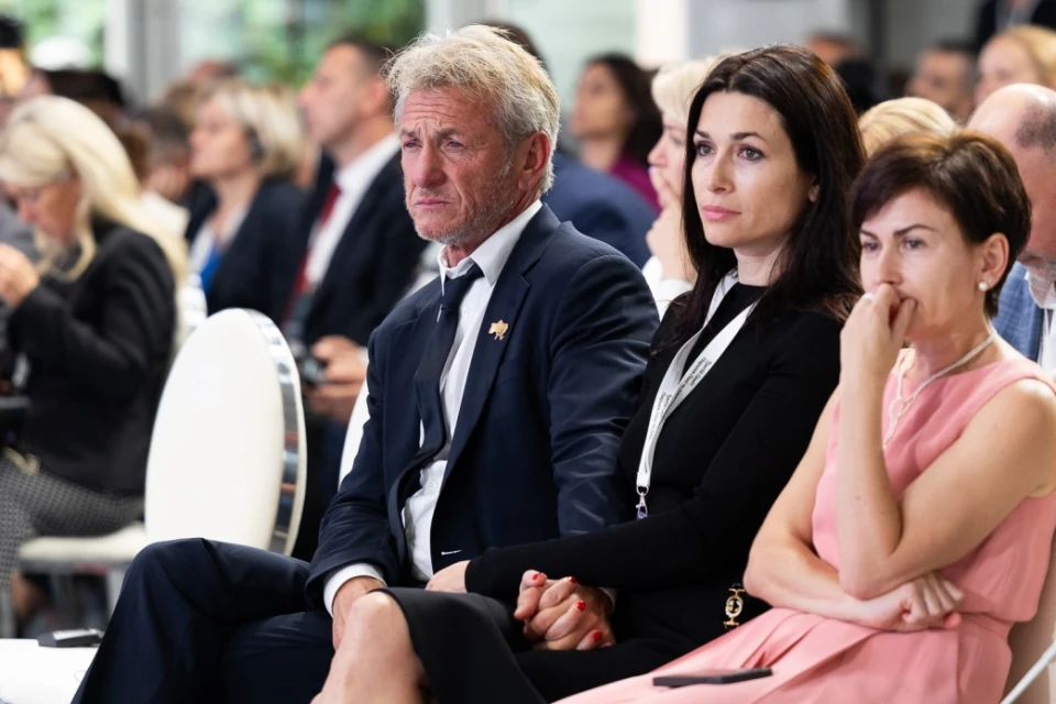 Шон Пенн та Ольга Коротяєва