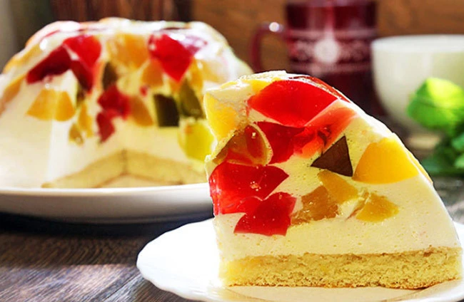 Разноцветный желейный торт на бисквите «Битое стекло»