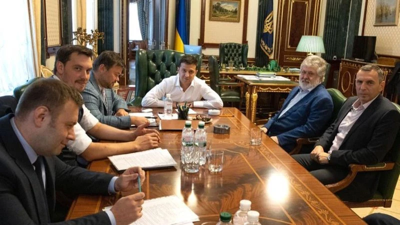 Фото зустрічі президента Володимира Зеленського (у білій сорочці), Ігоря Коломойського (праворуч від голови держави) та ін.