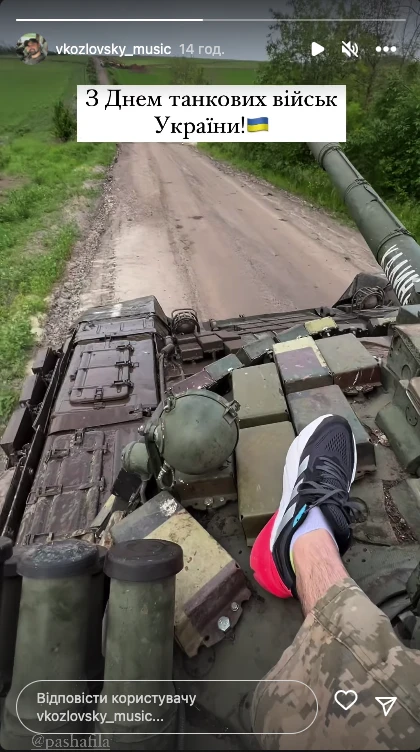 На фото: Козловський на танку привітав українських захисників з днем танкових військ