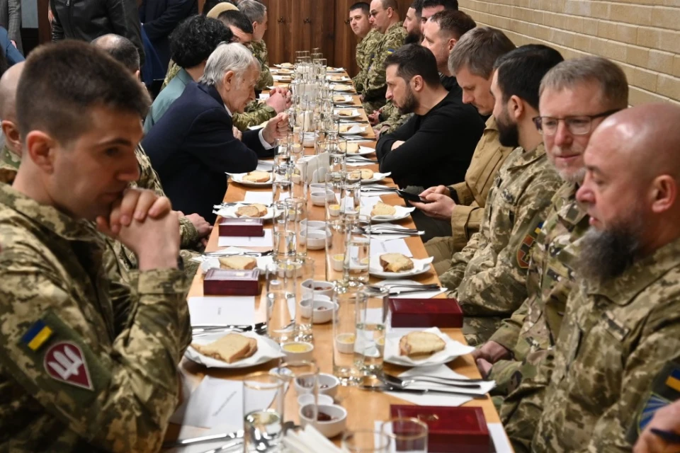 Президент України Володимир Зеленський разом з українськими воїнами-мусульманами 7 квітня 2023 р.