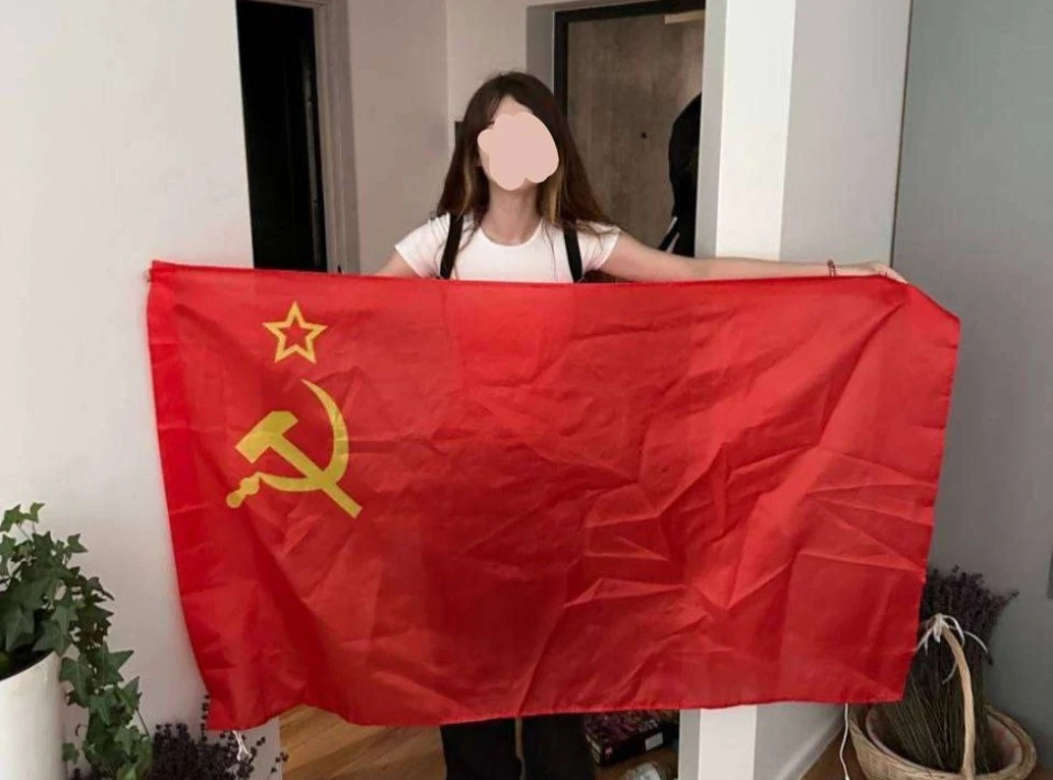 Лучанка з радянською символікою