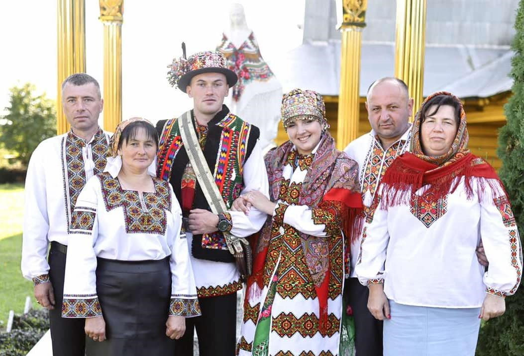 молодята