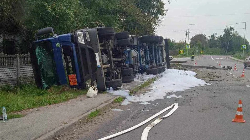 перекинута вантажівка
