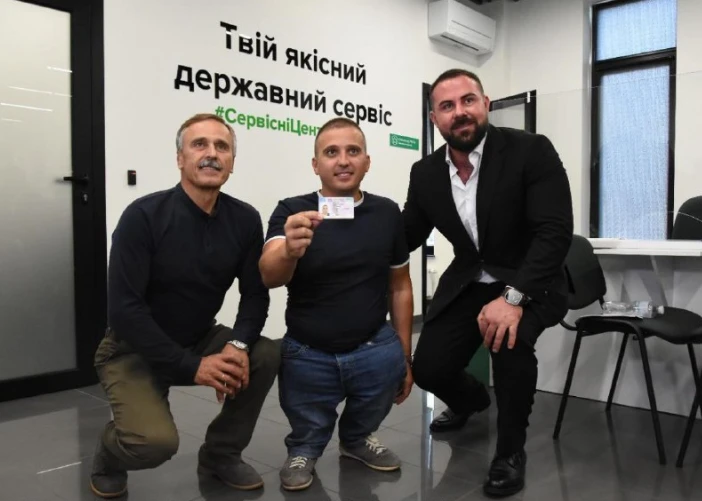 У Львові перший випускник інклюзивної автошколи отримав посвідчення водія