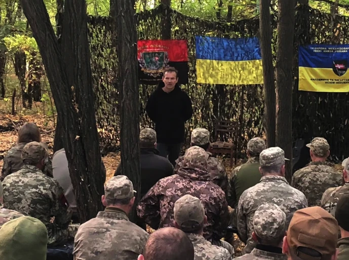 На фото: Святослав Вакарчук виступив перед військовими на Харківщині