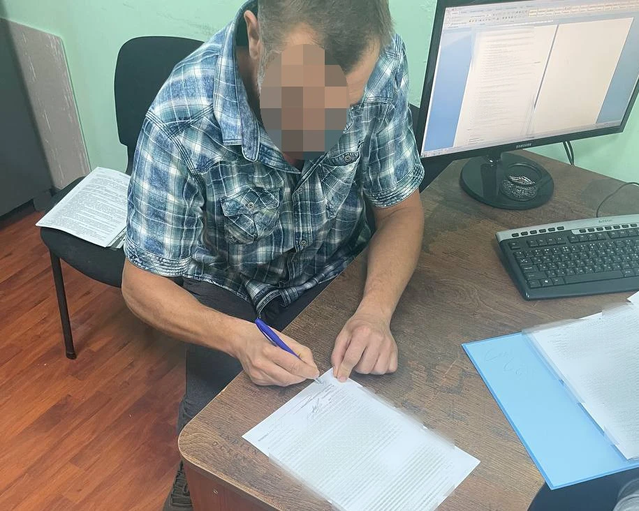 Поліцейські знайшли чоловіка, який облив фарбою меморіальну дошку у Рівному