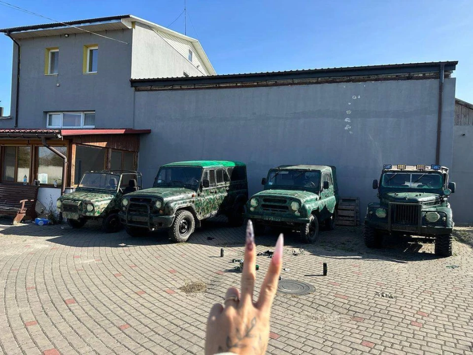 На фото: блогерка Верба купила 4 авто для ЗСУ