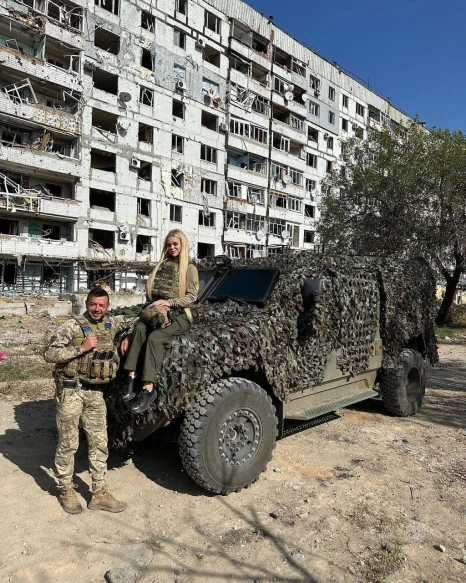 На фото: блогерка Верба купила 4 авто для ЗСУ