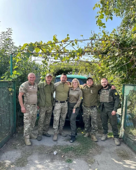На фото: блогерка Верба купила 4 авто для ЗСУ