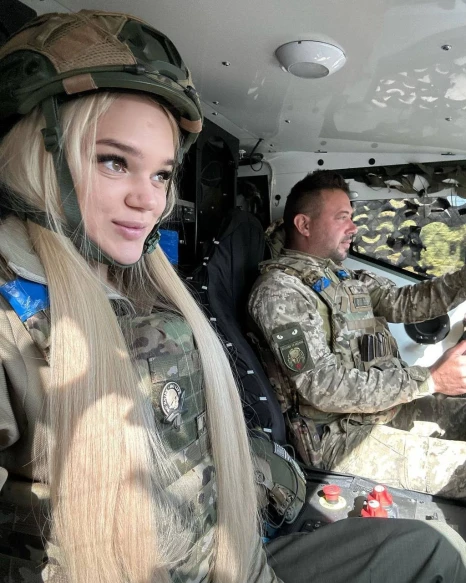 На фото: блогерка Верба купила 4 авто для ЗСУ
