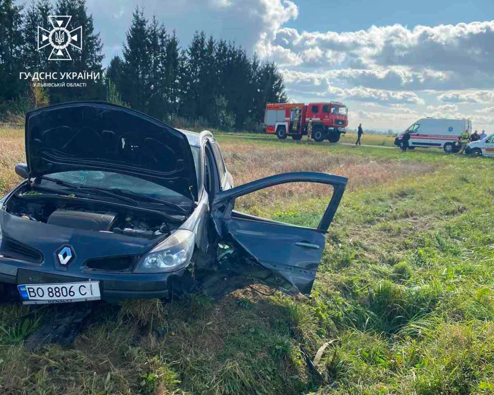 рятувальники вивільняли водія з авто