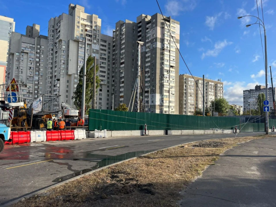 У Києві на будівництві розв’язки впав кран