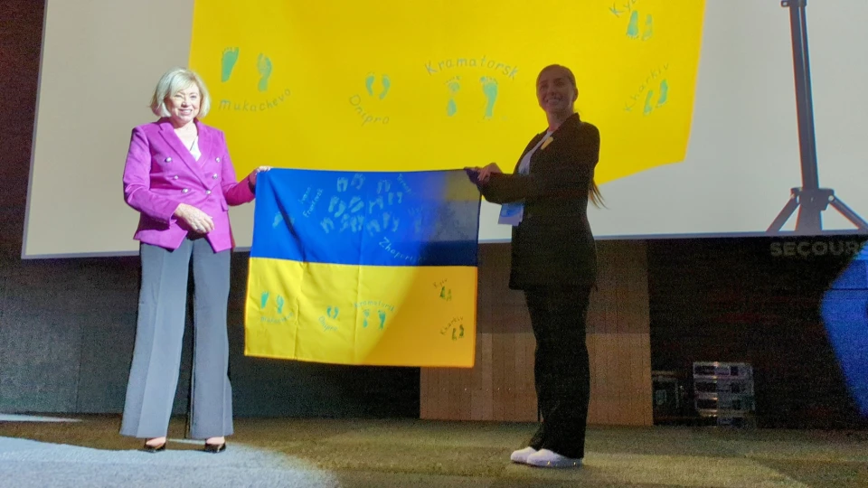 прапор України з відбитками ніжок немовлят