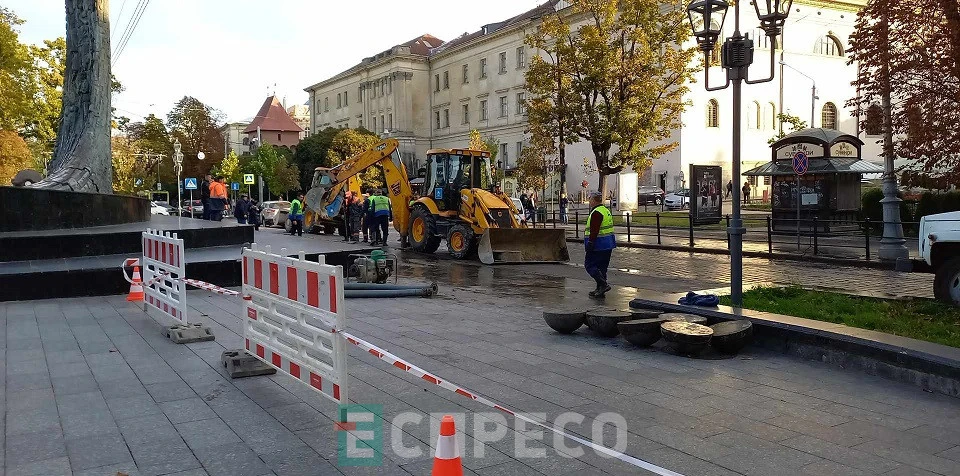 Прорив водогону у центрі Львова 12 жовтня 2023 року