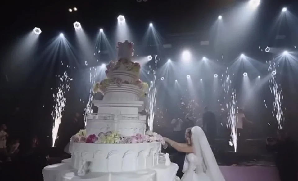 На фото: Весільний торт за 100 тис. грн