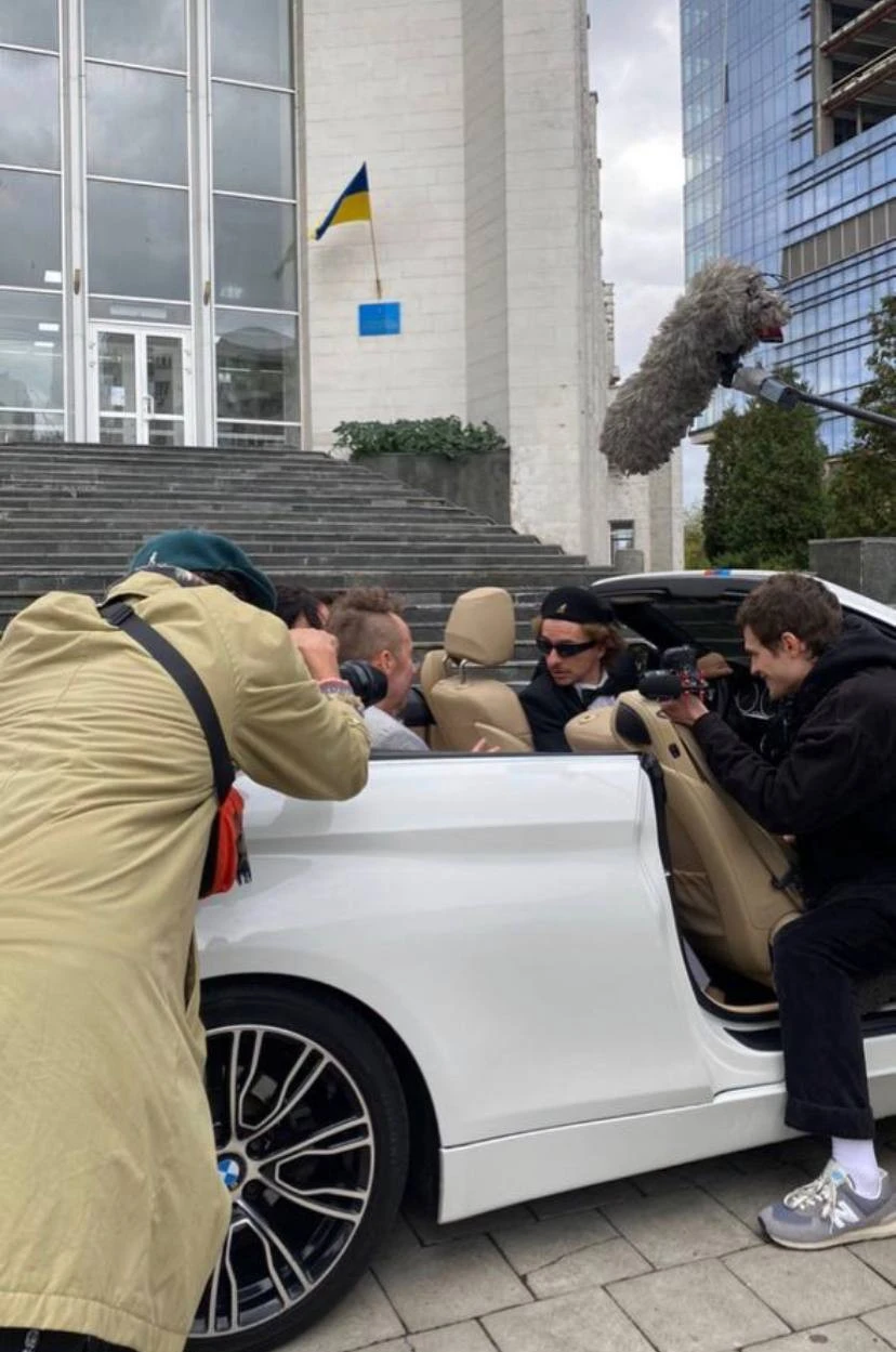 На фото: Клопотенка та Вікторію Родко помітили у весільному одязі