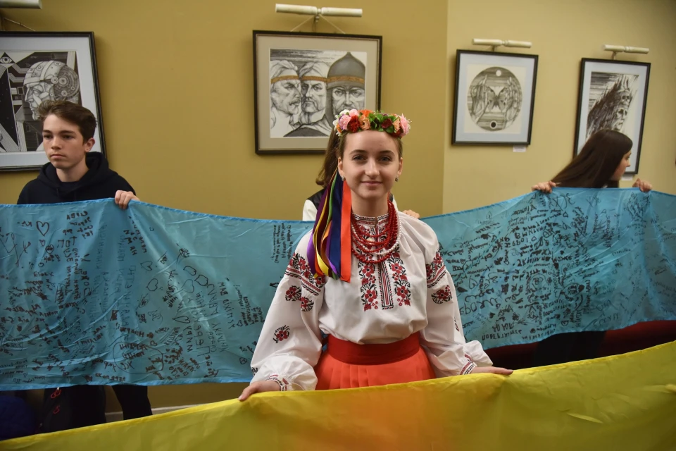 прапор з підписами дітей та військових
