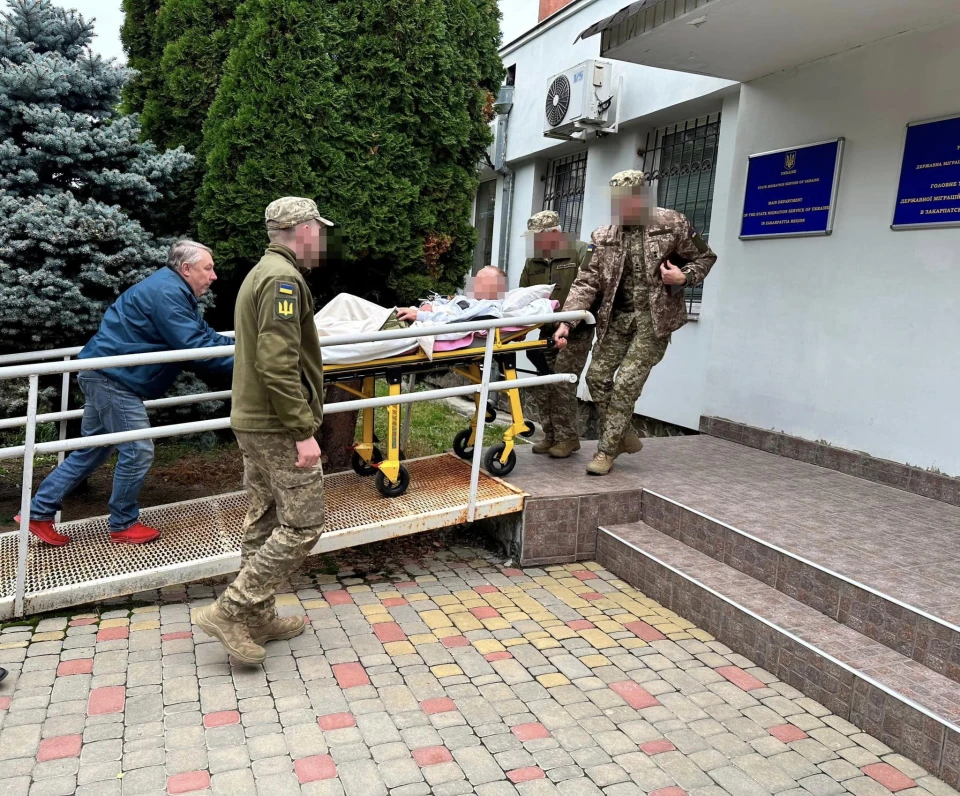 військовий, якого привезли оформляти паспорт