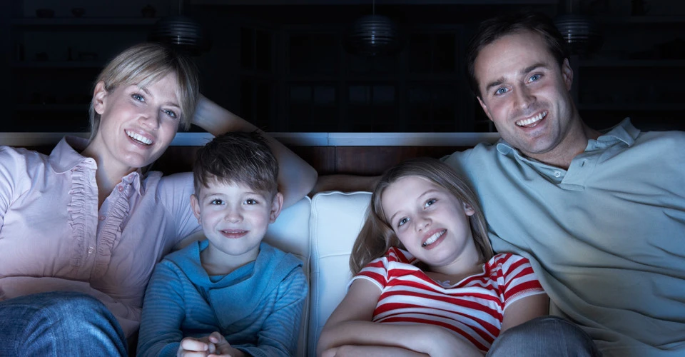 родина дивиться кіно, телевізор