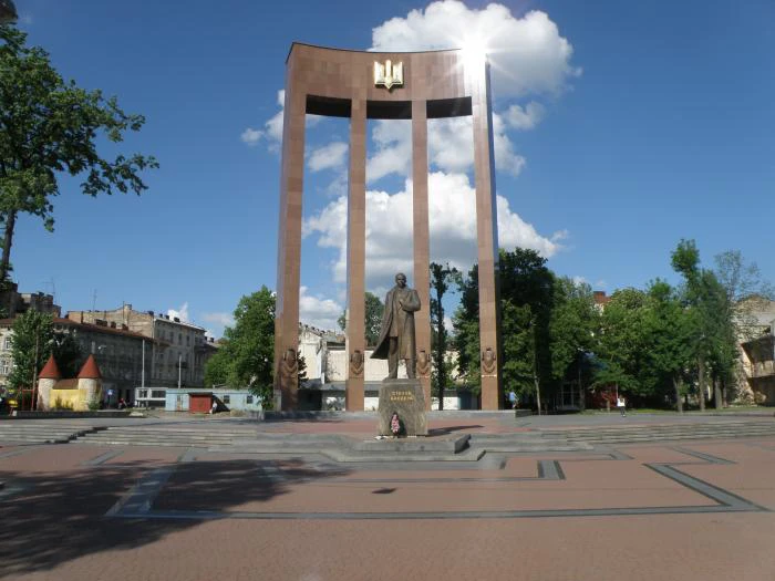 пам’ятник Бандері