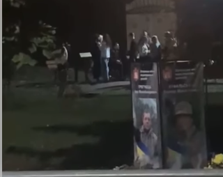 молодь біля Алеї Героїв, Острог