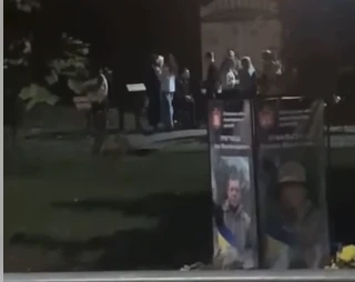 молодь біля Алеї Героїв, Острог