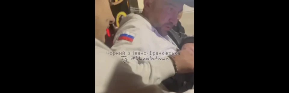 чоловік з російським прапором