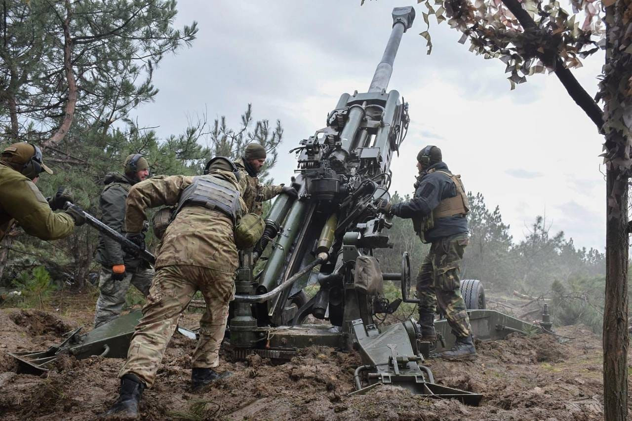 Український артилерійський розрахунок біля гаубиці