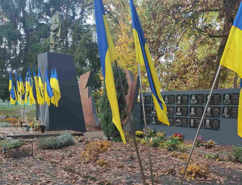 У Ківерцях вкрали українські прапори