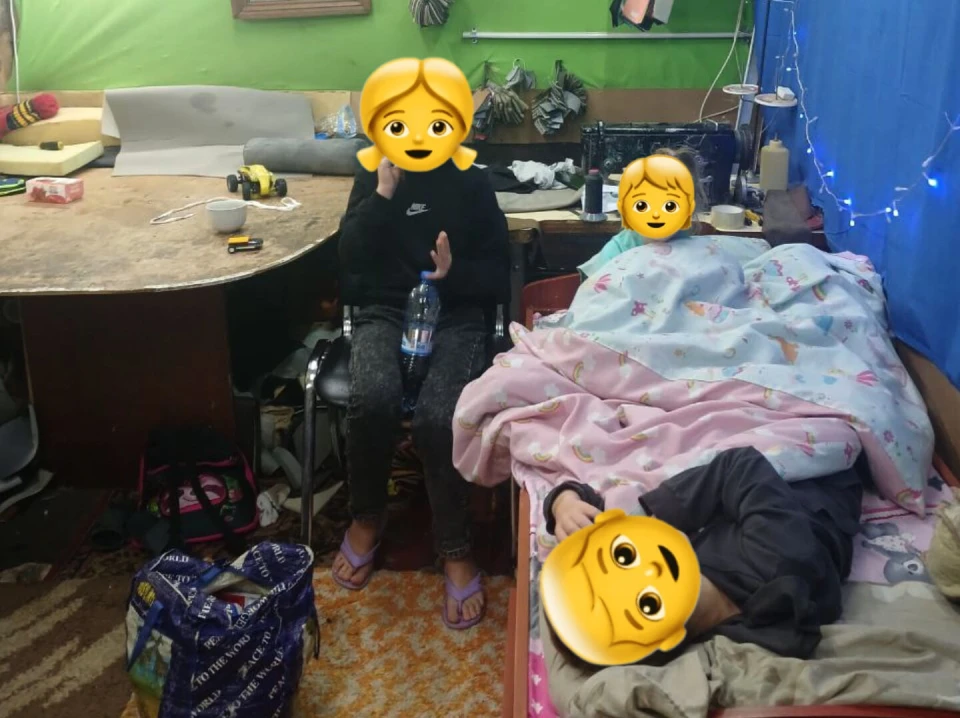діти в занедбаному будинку
