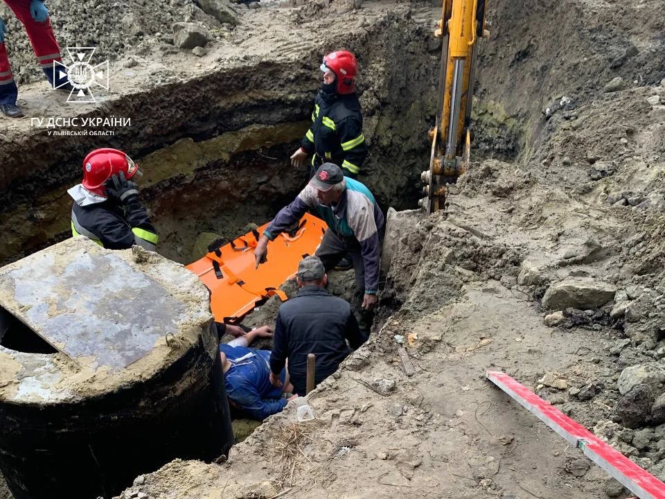 На чоловіка впала бетонна плита