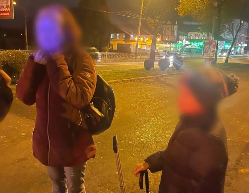 жінка з дитиною, яких покинули на зупинці