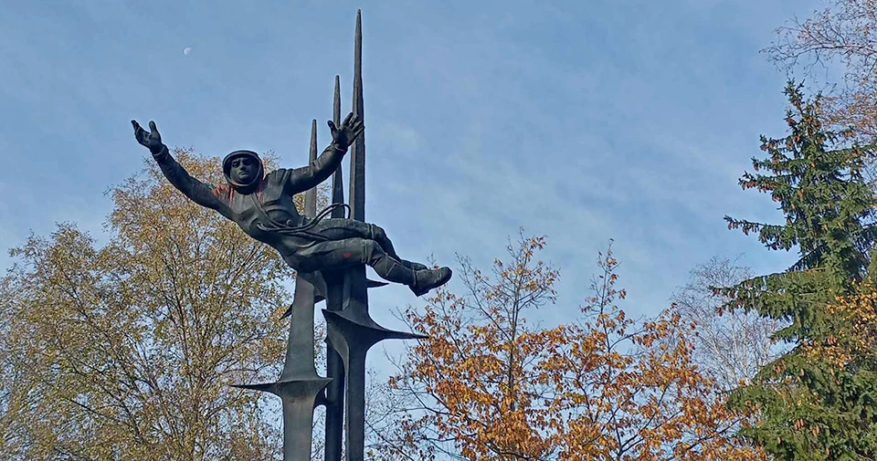 композиція "Космонавтика", або "пам'ятник Валентині Терешковій" у Львові