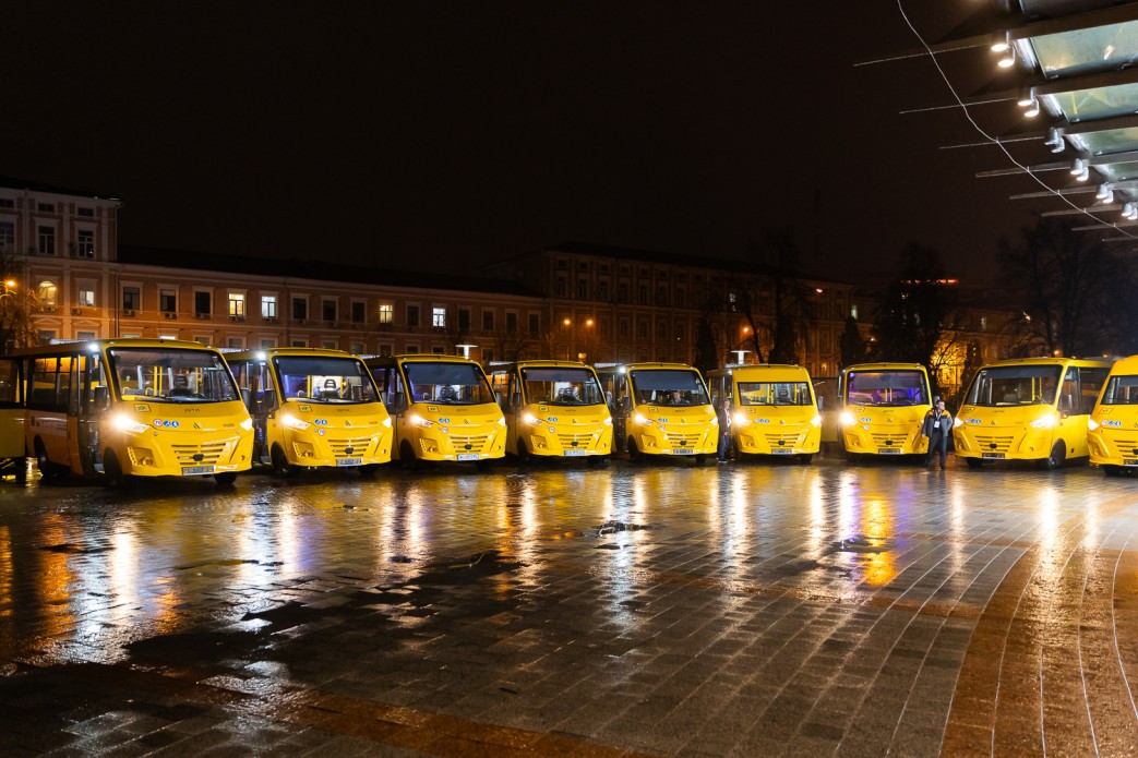 Євросоюз передав Україні понад 370 шкільних автобусів