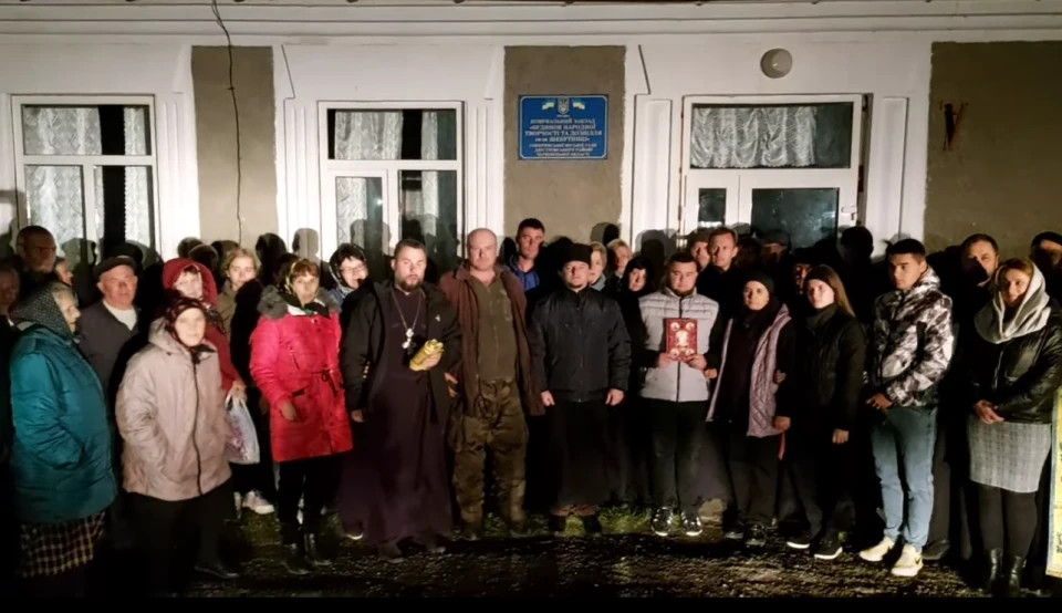 віряни ПЦУ на Буковині моляться під стінами будинку культури