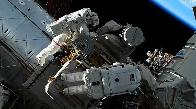 На фото: Астронавтка загубила сумочку у відкритому космосі