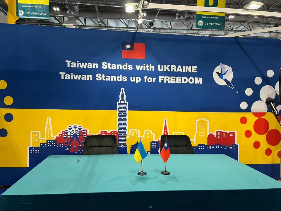 Стіл із прапорцями Тайваню та України