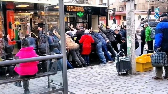 перехожі визволяють жінку, на яку наїхав автобус
