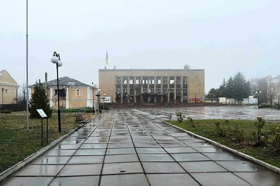 Муніципальна будівля в центрі Куп'янська була уражена українськими військами під час окупаційного бою у вересні 2022 року, а влітку 2023 року зруйнована російськими обстрілами. IWPR