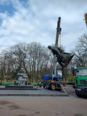 У Києві демонтували пам'ятник Пушкіну