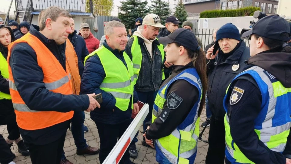 протести перевізників під консульством Польщі у Луцьку