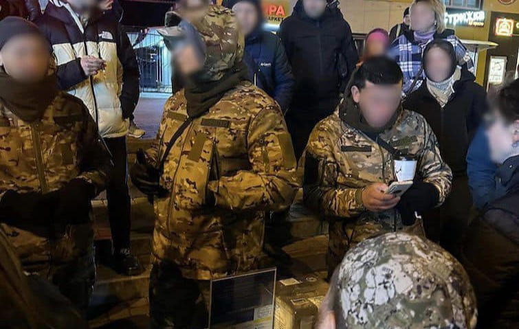 на фото: представники нібито благодійного фонду