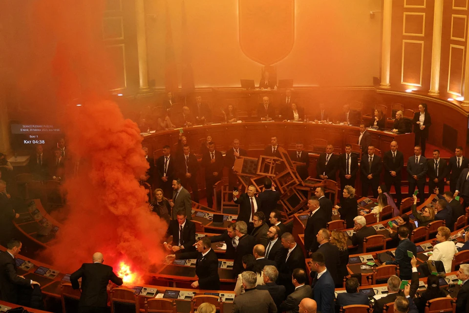 Албанська опозиція влаштувала пожежу в парламенті