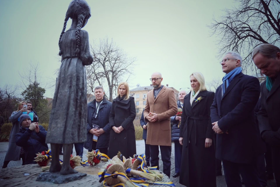 Учасники КБФ біля пам"ятника жертвам Голодомору