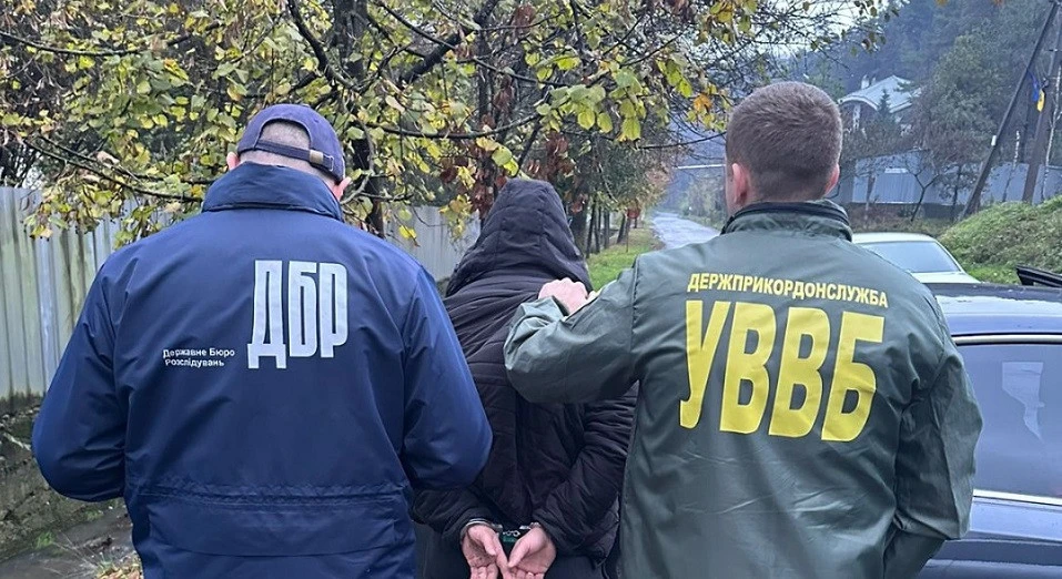 Правоохоронець,який намагався за хабар в $1000 виїхати з України