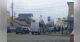 Люди у військовій формі в Мукачево силоміць заштовхують чоловіка до мікроавтобусу