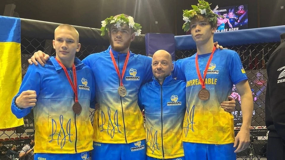Троє вихованців луцького спортклубу з тренером Андрієм Зінчуком