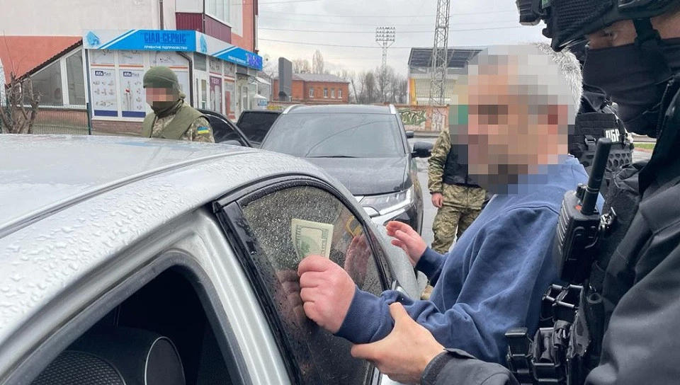 Правоохоронець з Хмельниччини організовував переправлення ухилянтів за кордон під виглядом волонтерів