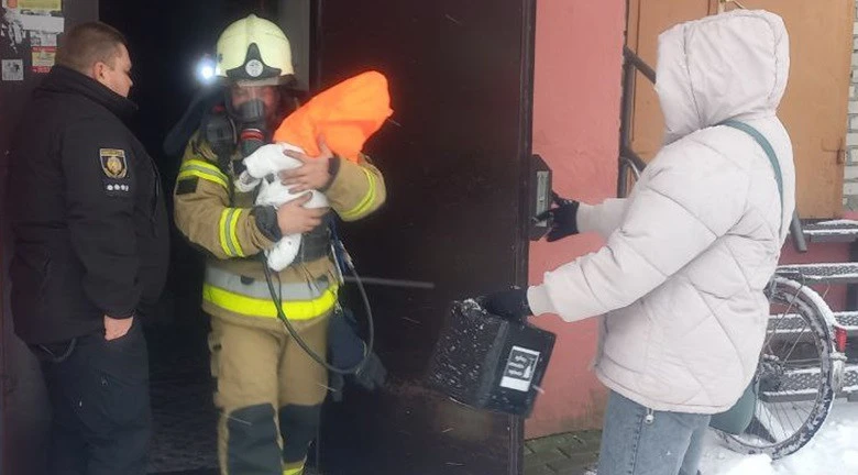 пожежа в будинку_рятувальник евакуює немовля